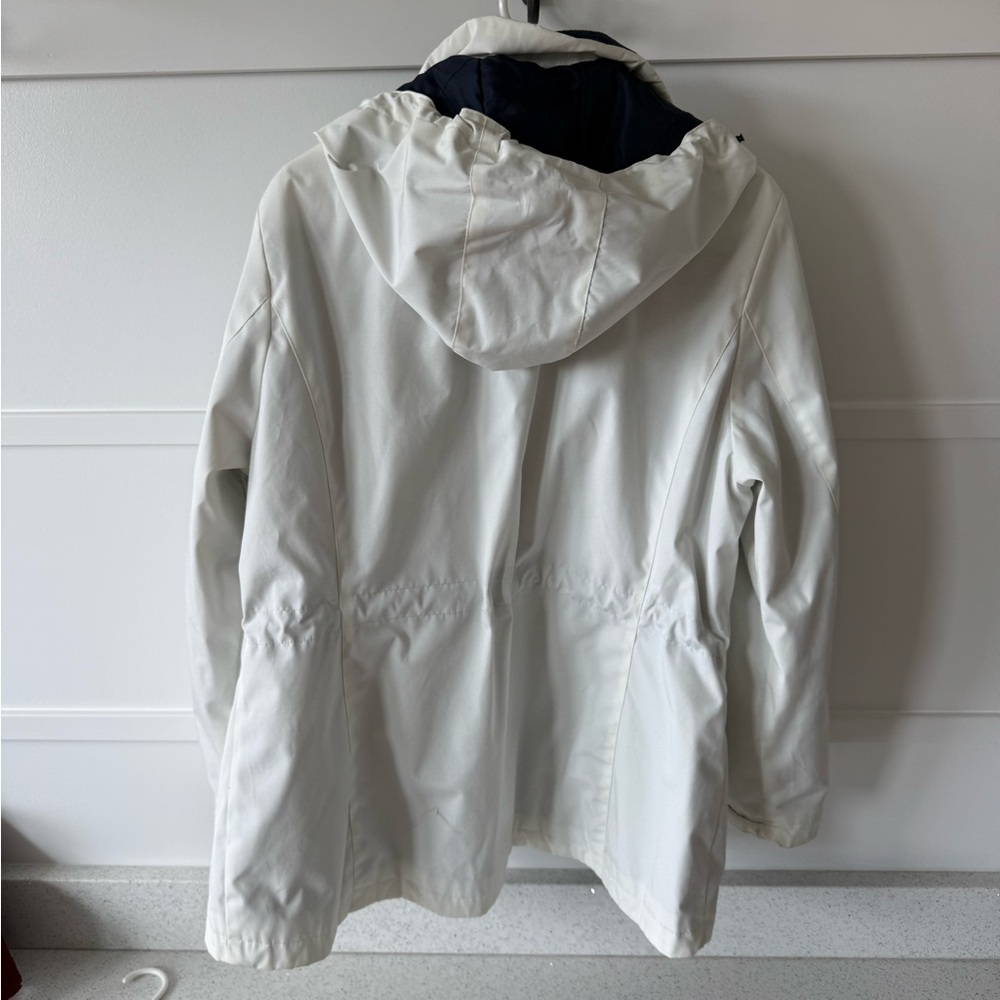 Tommy Hilfiger White Jacket with Red-Trim Patch - Picture 6 of 6